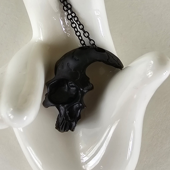 💀 Cracked Black Skull Necklace - Picture 3 of 5